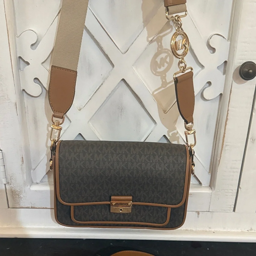 Michael Kors Bradshaw Brown Crossbody Bag - Picture 4 of 10